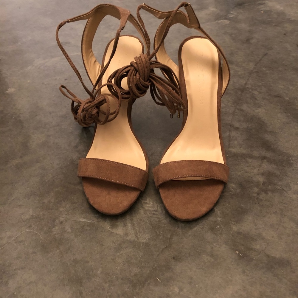 Strappy High heel pumps